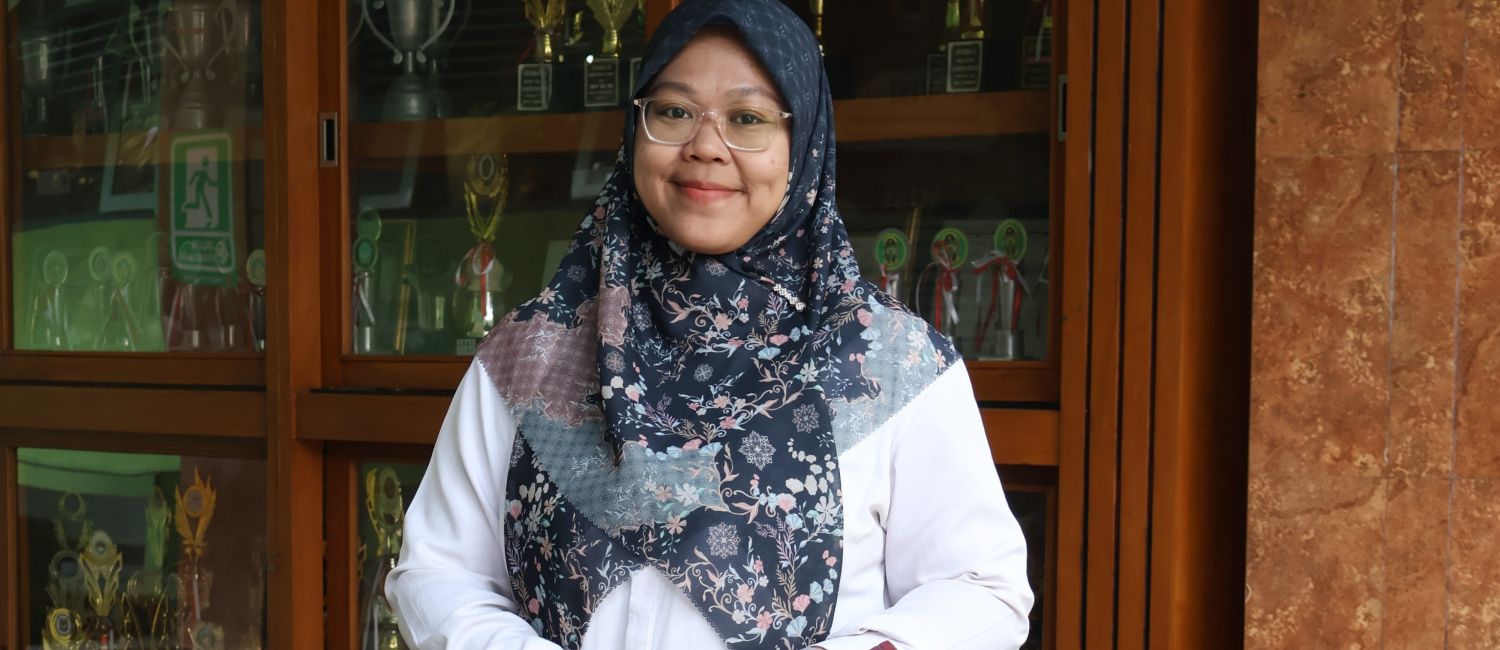Risa Marlinda, S.Pd., M.A.; Guru Bahasa Inggris yang Kreatif, Literatif, dan Multitalenta