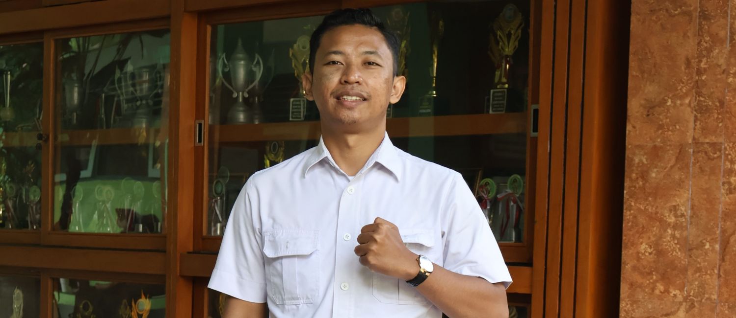 Dari Strategi Bola ke Strategi Belajar: Pak Fajar Sang Guru Muda