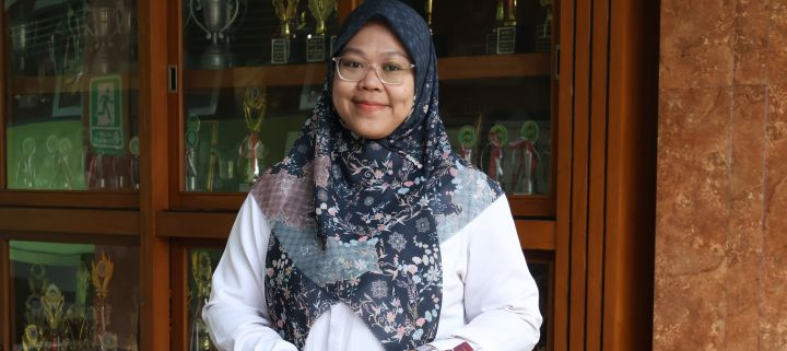 Risa Marlinda, S.Pd., M.A.; Guru Bahasa Inggris yang Kreatif, Literatif, dan Multitalenta
