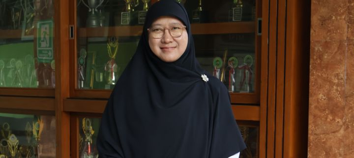 Dra. Vivi Afianti, Guru Idola Siswa