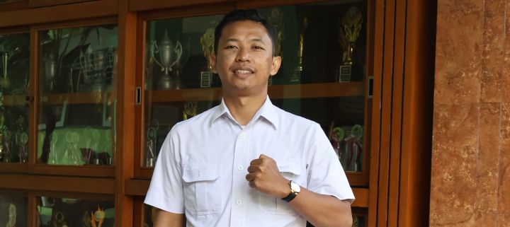 Dari Strategi Bola ke Strategi Belajar: Pak Fajar Sang Guru Muda