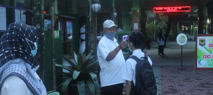 pengecekan suhu wajib bagi seluruh warga sekolah
