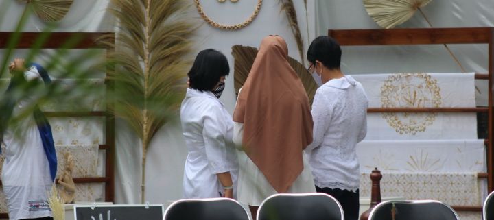 menikmati suasana foto both hut sekolah