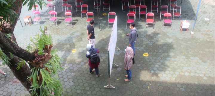 orang tua siswa melihat hasil seleksi PPDB tahun 2021 2022