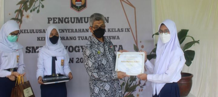 penyerahan penghargaan oleh waka kurikulum