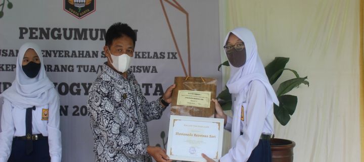 penyerahan penghargaan 5 besar nilai terbaik oleh kepala sekolah