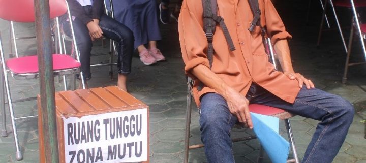 Social Distance tempat duduk antrean verifikasi berkas
