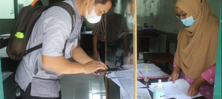 orang tua siswa melengkapi berkas daftar ulang